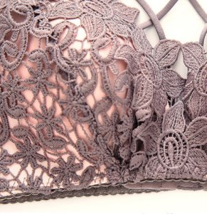 香港女人胆真大，出门都不戴文胸，穿这“蕾丝文胸”，简直迷死人