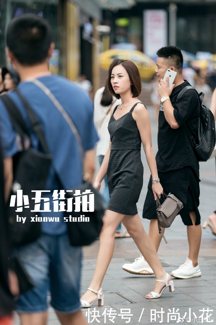 路人街拍:这么骄傲可爱的小姐姐,是想送花给心仪的男生吗