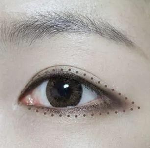 92年周冬雨跟00后易烊千玺宛如同龄人?!出道8年越来越嫩竟是因为.