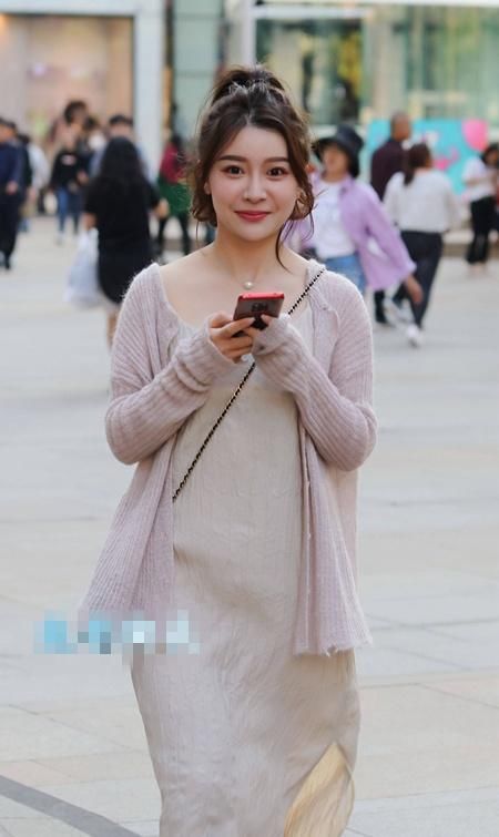  展现■街拍：小姐姐连衣裙搭高跟短靴展现柔美气质，清新自然