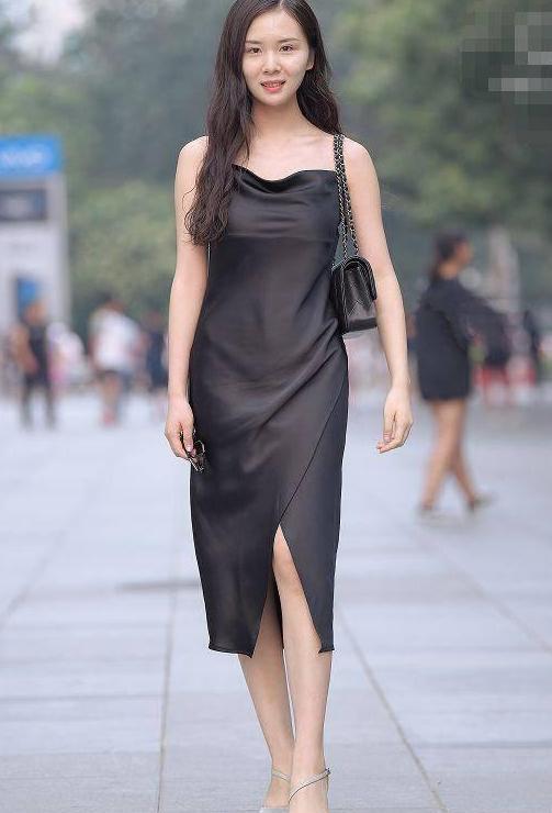 街拍：穿时尚短裙的摆拍，露出嫩白锁骨，真是高调！