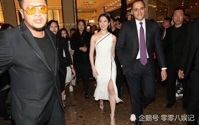 刘亦菲的这身打扮真可怕，一根拉链撑起裙子！网友：神仙姐姐胖了