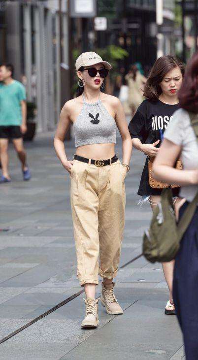 街拍: 小姐姐黑底白印花的裙子, 很显身材, 具有视觉冲击力!