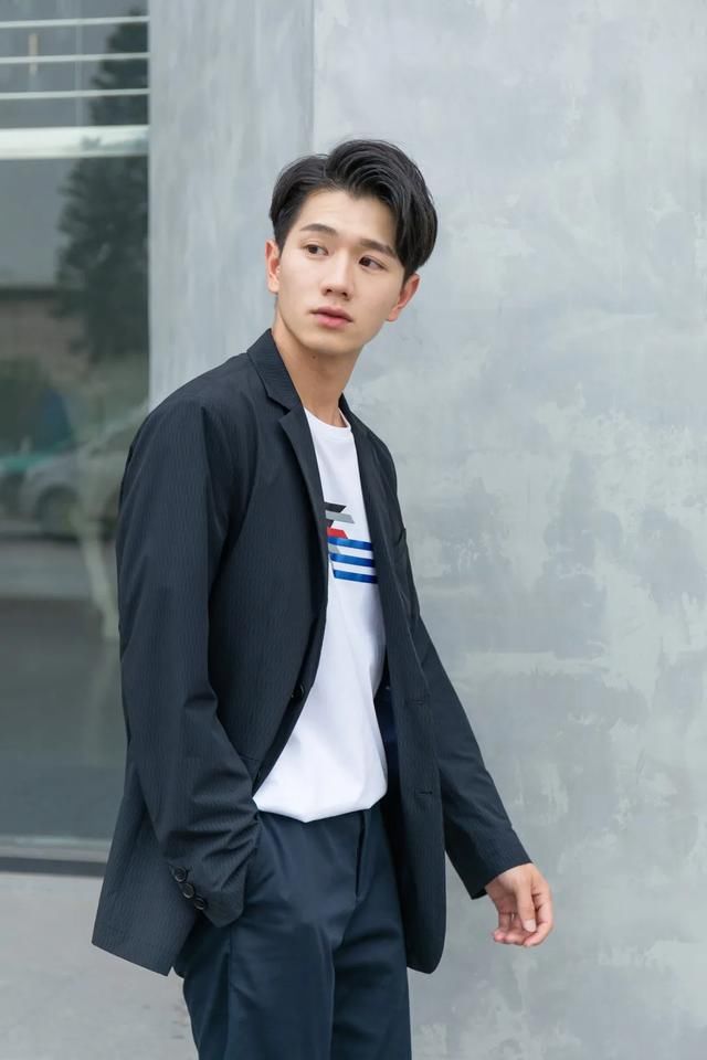  #春夏#据说精致的男人，都知道如何在春夏解锁「法式优雅」