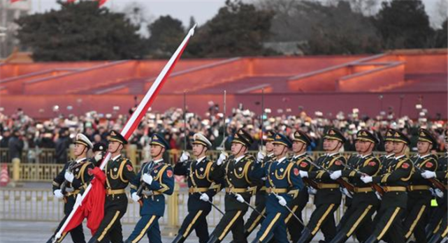 军装上“挂绳”是干什么用的？很多人都不知道，看完恍然大悟