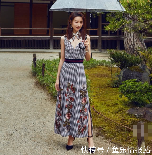 董洁真会玩，裙子上弄了一个假衣领，竟意外的好看时尚！