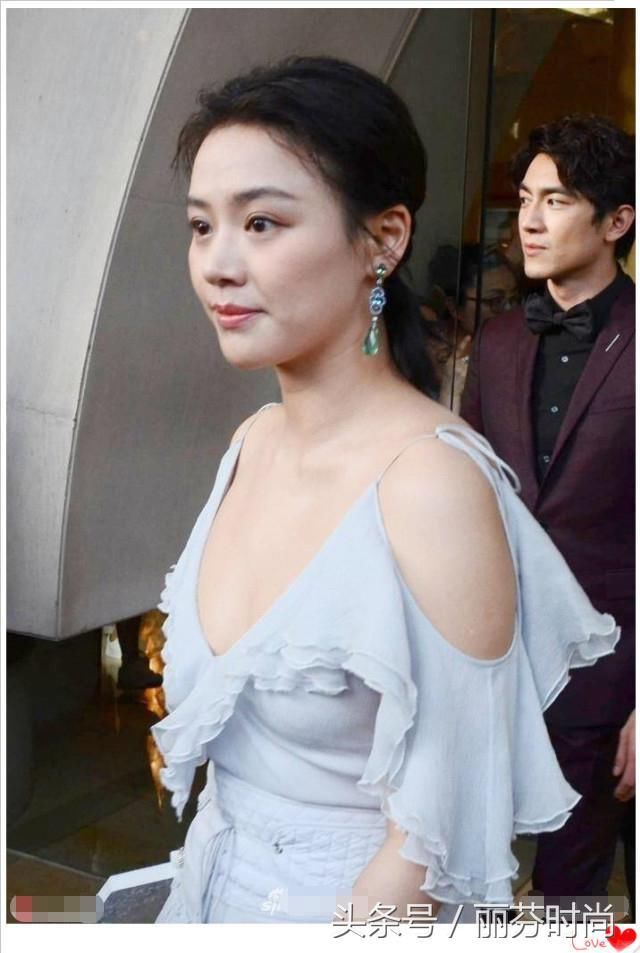 尴尬了!马思纯穿吊带深V裙超仙，网友:下身都勒出“五花肉”!