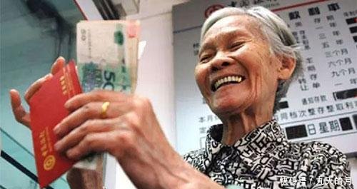 养老金连续15年上调，退休待遇大幅提升，为何还有人不愿交社保