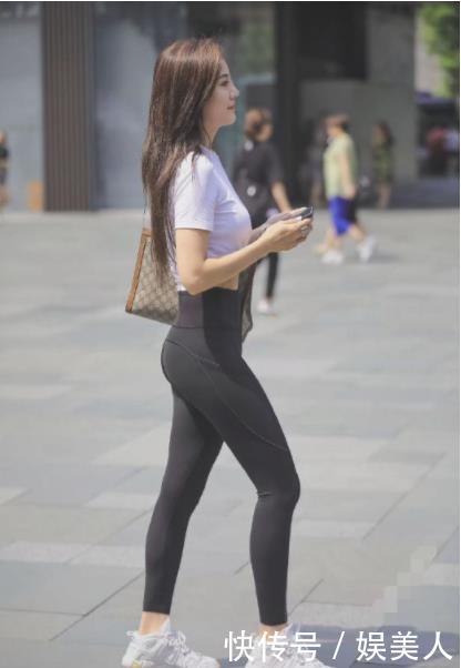『 美女』身姿丰盈，展现精致的玲珑曲线，街拍：个性时尚的美女