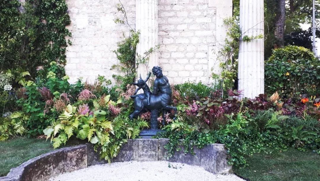 花团包围脸庞，羽毛变成云朵，世界上没有Valentino不敢做的少女