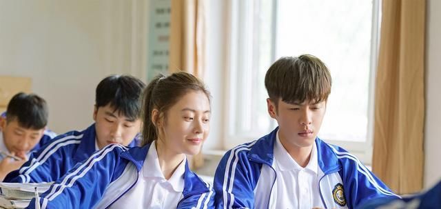 难得有一张张天爱露背照，大家却被她的头吸引，网友：还真敢扎！