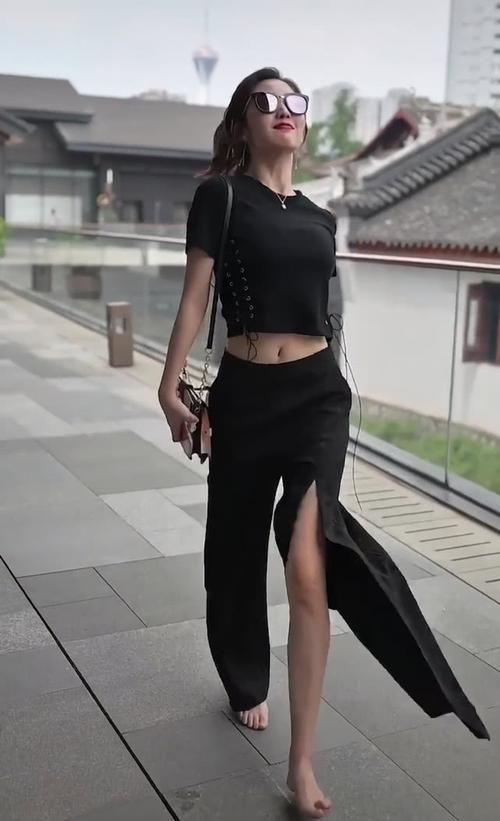 「美女」美女光脚走路,火了一条“越走越短”的长裤,穿上变时髦精