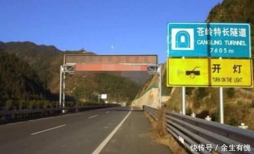  车灯@交通指示牌一个问号啥意思？老司机也看不懂，这到底是什么