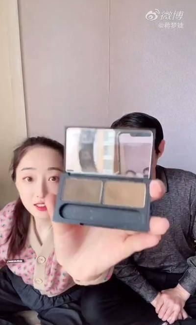  屁股@蒋梦婕爸爸的“美妆测评”：粉红眼影盘？不是擦“猴子屁股”的？