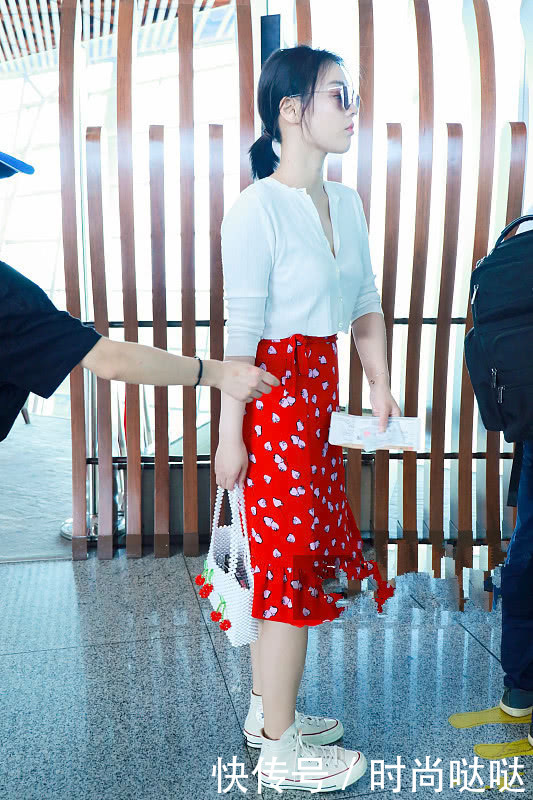 马思纯穿草莓裙现身，搭配白衬衫很清新，网友：可惜没有腰！