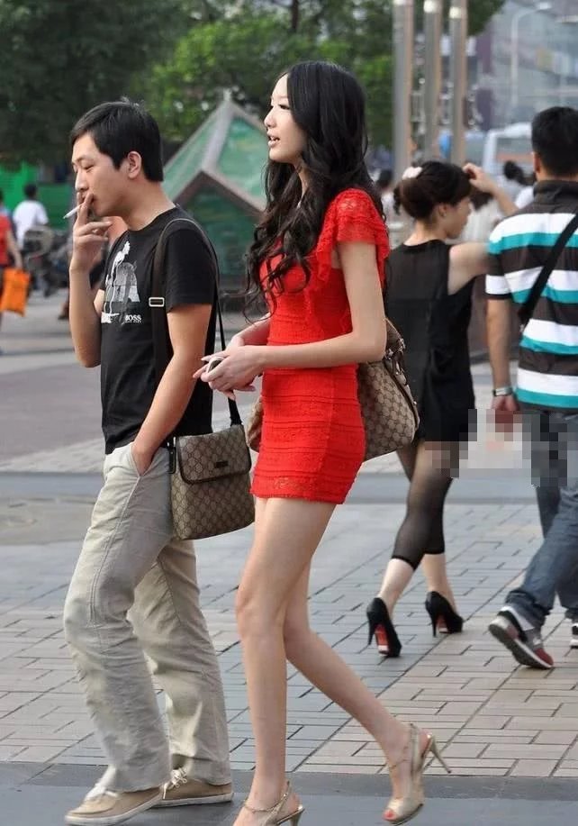 性感迷人气质小姐姐，超短红裙显高挑迷人身材