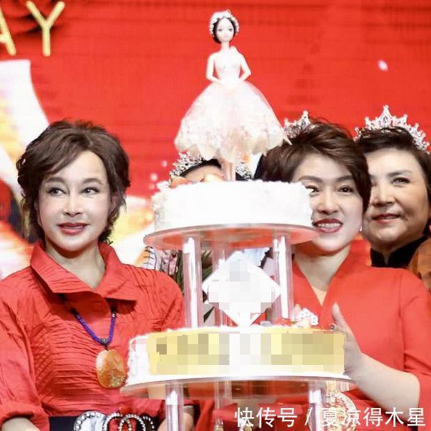 口部分:衬衫裙硬勒出凹凸感,离开精修的脸竟无一丝皱纹,刘晓庆真不服老