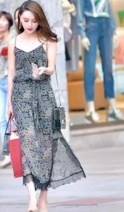 黑色■街拍:黑色套装配黑色靴子,小姐姐穿不了不一样的美