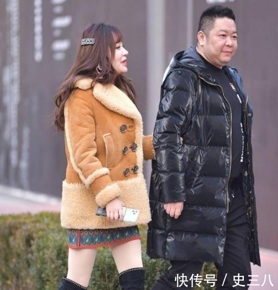 秋月|街拍皎若秋月的美女,一条灰色的连衣裙,时尚气质风范
