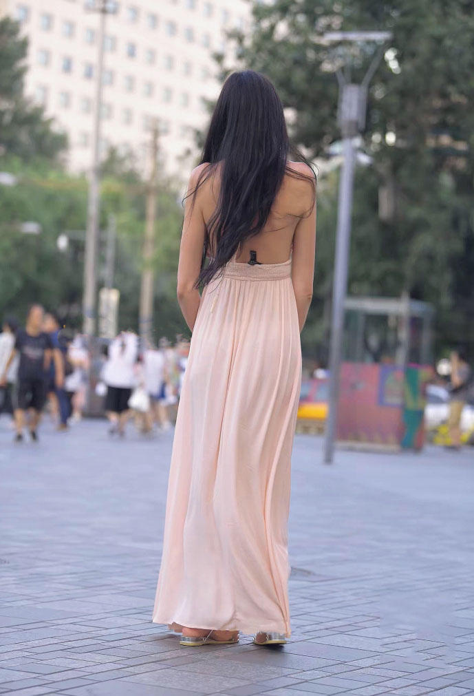 丰满的外国小姐姐穿吊带裙秀出傲人上围，火辣身材看一眼怎么够！