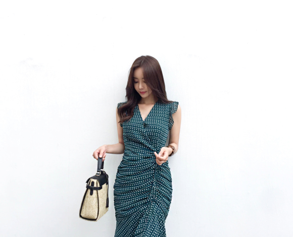 女神孙允珠，青花磨砂苔痕冰水晶玛瑙长裙