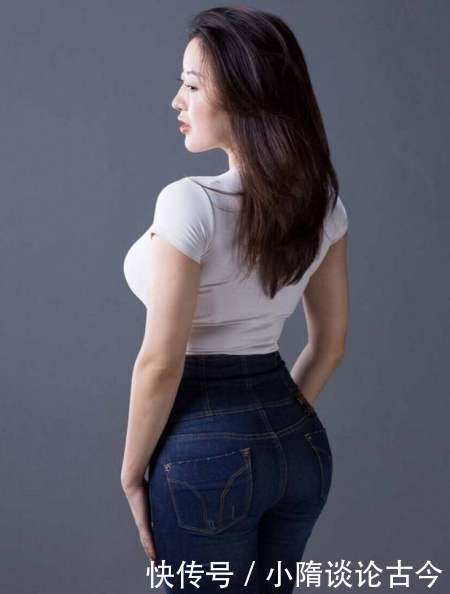 身材微胖的牛仔裤美女，曼妙的曲线让人着迷，非常有女人味！