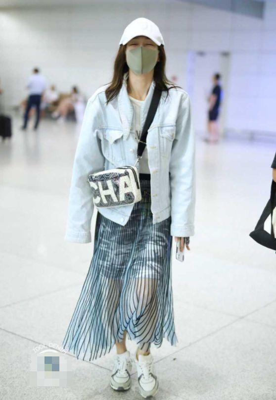 “娘娘”秦岚穿白裙减龄了不止5岁？俏皮打扮出发看秀，抢眼十足