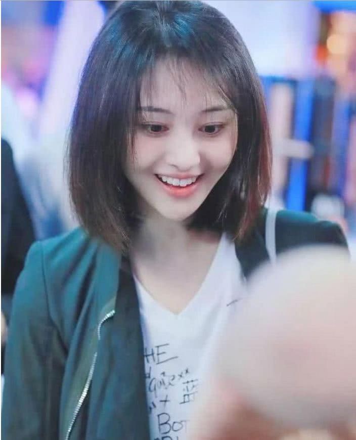 郑爽机场大秀素颜，不过黑眼圈太吓人！网友：熬夜看世界杯了？