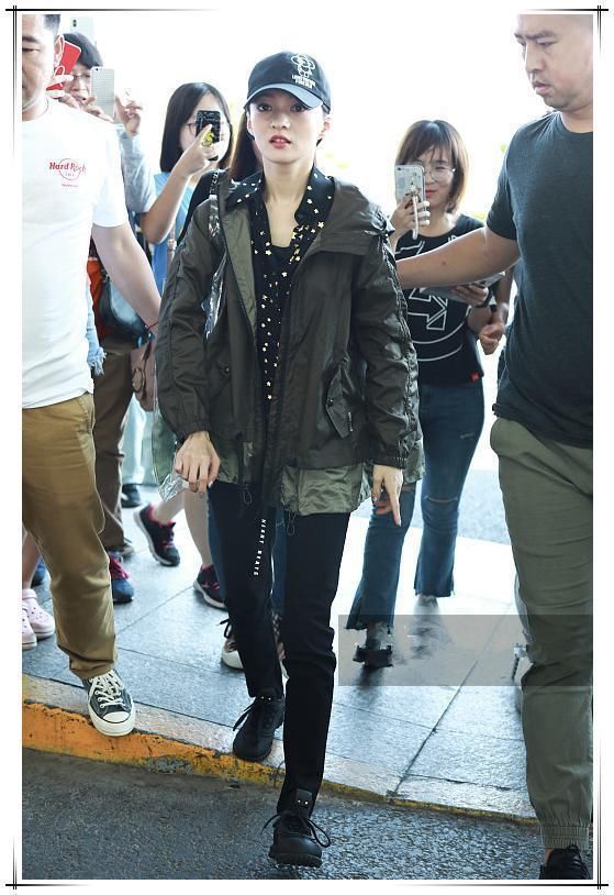 张韶涵真有86斤？最小号紧身裤都撑不起，网友：比鲁豫腿还细！