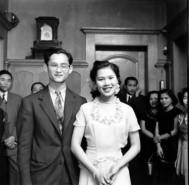  #普密蓬国王#17岁诗丽吉舞姿太曼妙！长裙拖地摇曳生姿，1尺7小蛮腰看呆男友