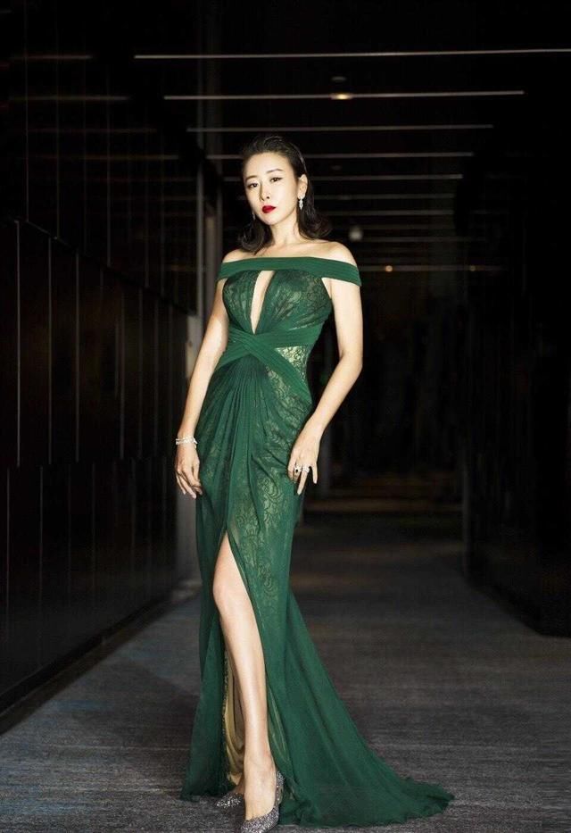 「 身穿」身穿墨绿色蕾丝连衣裙性感成熟，精致迷人，毛俊杰真豁得出去