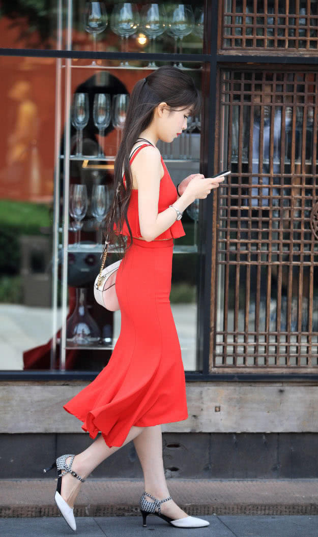 路人街拍,小姐姐穿着一身红色的吊带裙,身材非常的修长动人