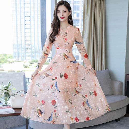 没骗你，过膝的裙子才好看！瞧下图女人这么穿，一个比一个美