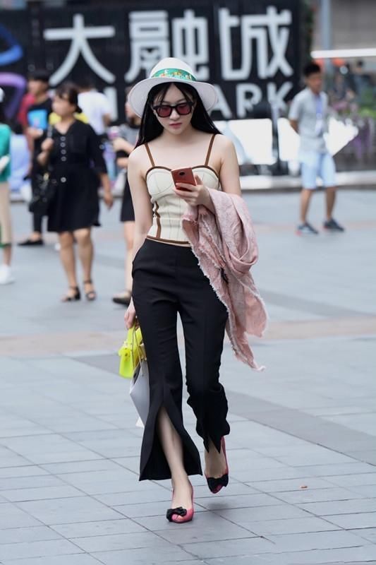 街拍:图2甜美姑娘，少女味十足!图3长腿美得不像话，腿模吧?