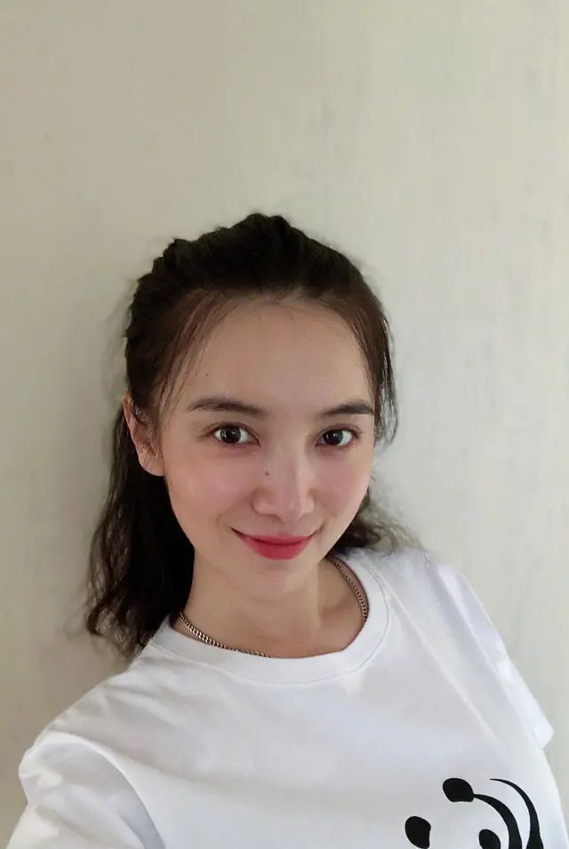 『来特别』宋佳敢晒高清未修图, 脸上坑洼不平还有黑眼圈, 反而漂亮!