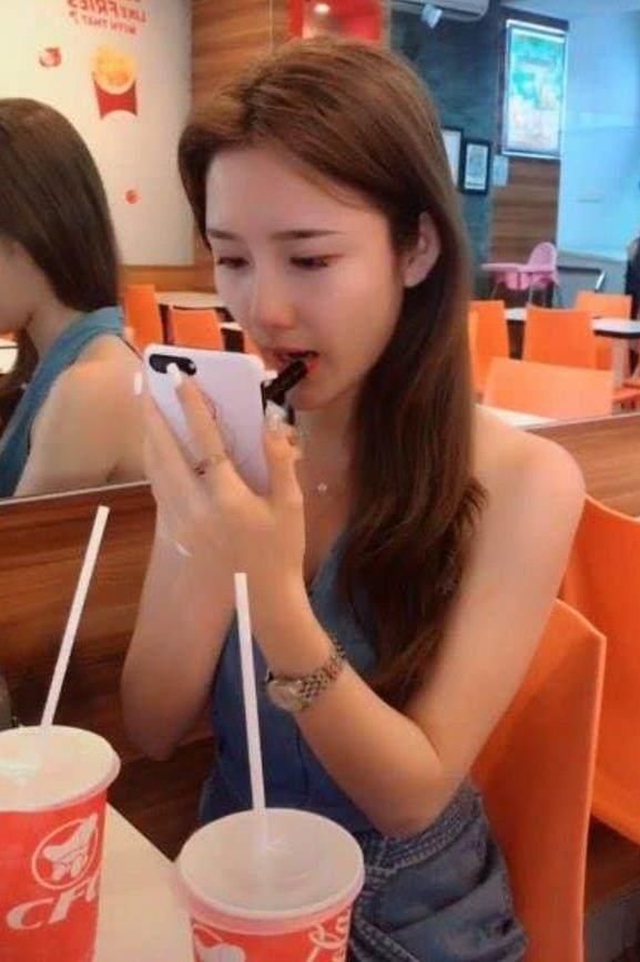 90后女子涂了口红后，是这样喝饮料的，网友:看着都着急