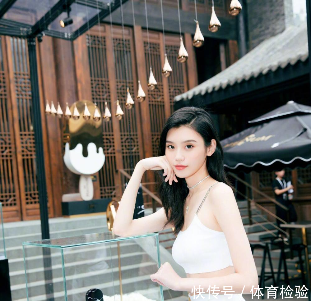 奚梦瑶成都现身, 满眼都是美颈、细腰、大长腿!