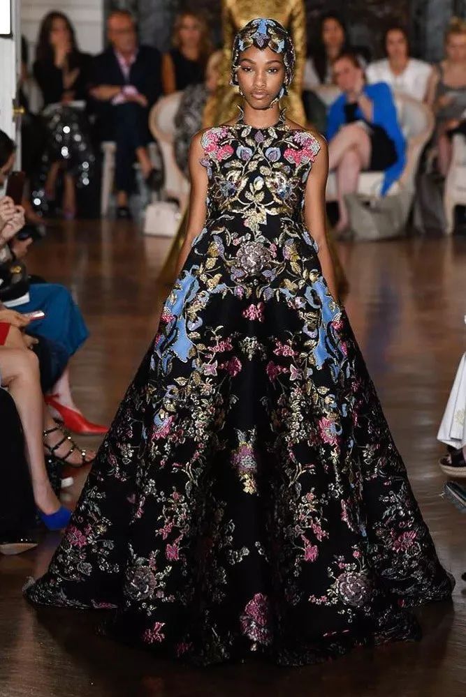 花团包围脸庞，羽毛变成云朵，世界上没有Valentino不敢做的少女