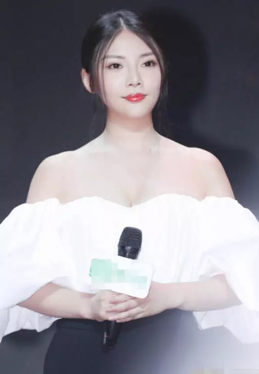 徐冬冬出席活动，身穿“平肩”的白色上衣，造型“雷人”