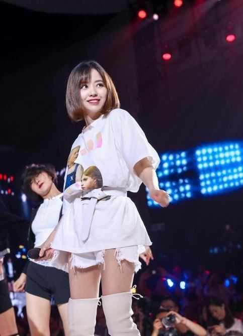 张靓颖终于不“丧”了，好不容易扮嫩成功的她，却被这双鞋给毁了