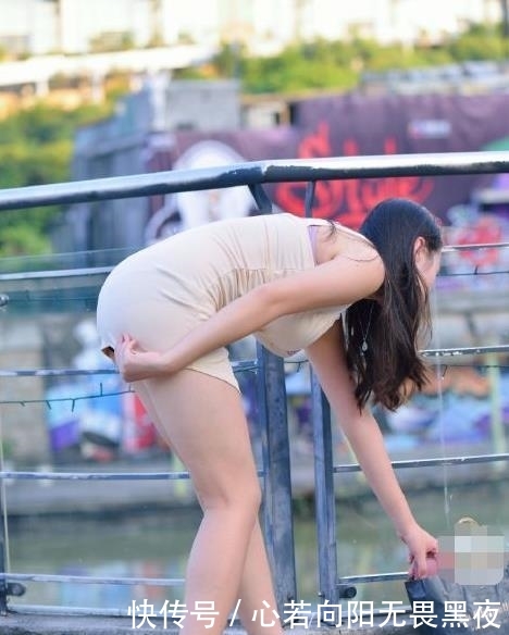 「贴身」烂大街的贴身裙,不过美女穿的很紧身