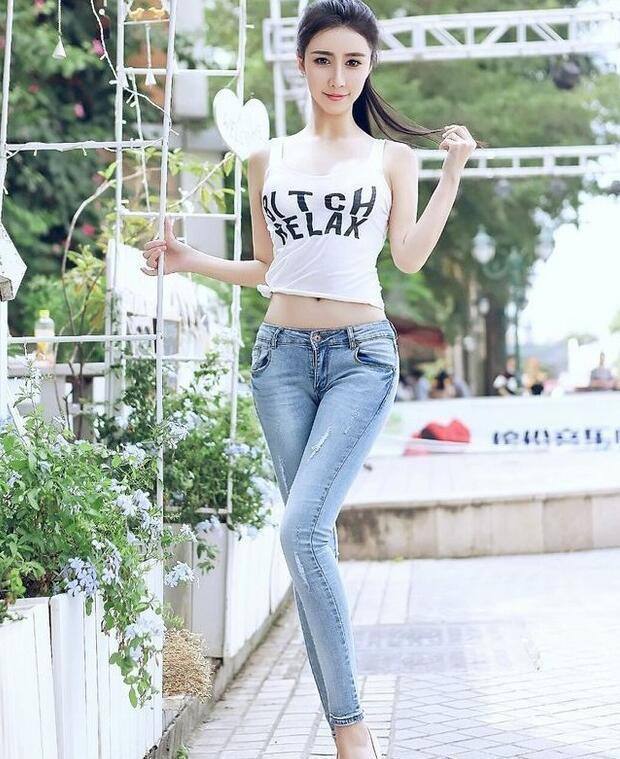一条修身显瘦的牛仔裤，低调奢华又不失婉，展现完美的自己