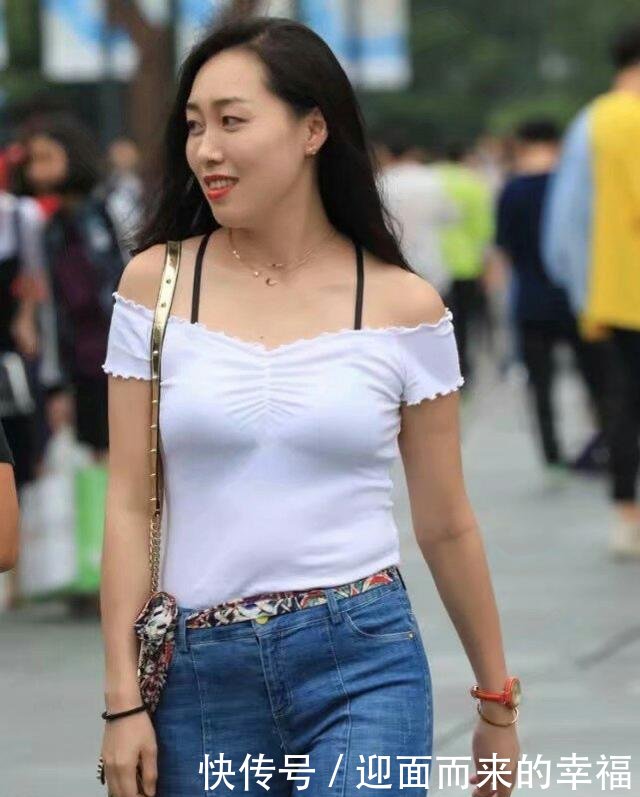 街拍同样是“大菠萝”,怎么差别那么大谁才是你的最爱!