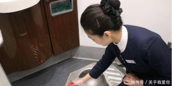 火车上的粪便都排去哪了？乘务员偷偷道出实情，你或许不相信！