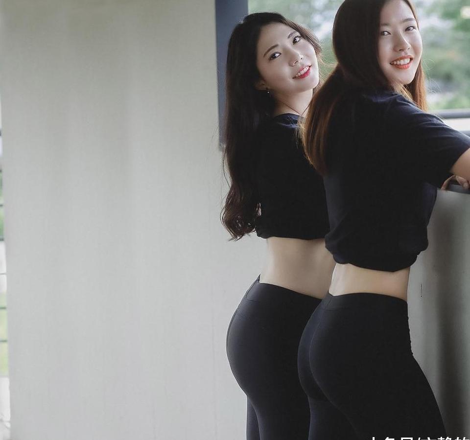 一样的打底裤, 姐妹花穿出两种味道