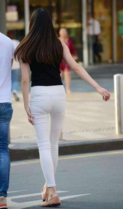 街拍: 若隐若现的白色紧身裤, 好像忘记穿什么了吧?