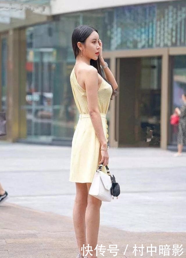  「气质」街拍：美女搭配一双高跟鞋，给人一丝性感的气息和优雅的气质