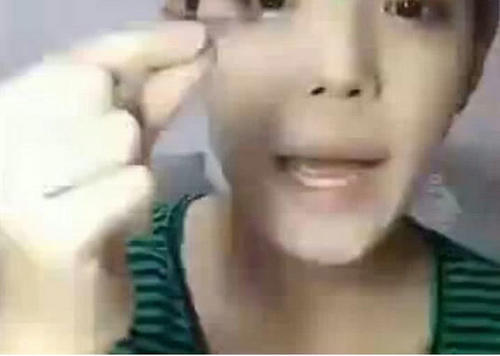 13小男孩直播挑战化妆，最后效果让女生羞愧，简直没法活了！