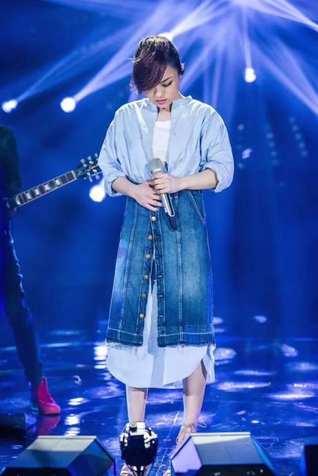 裙子里别在穿“安全裤”了，2018都流行这样穿