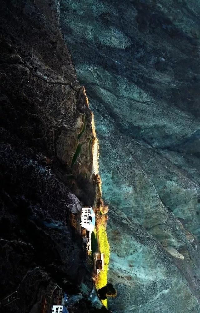 天堂向左,雨崩向右。不去天堂,就去雨崩